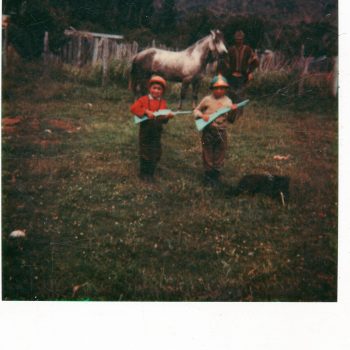 Niños jugando a la caza