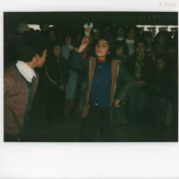 Los niños bailan cueca.